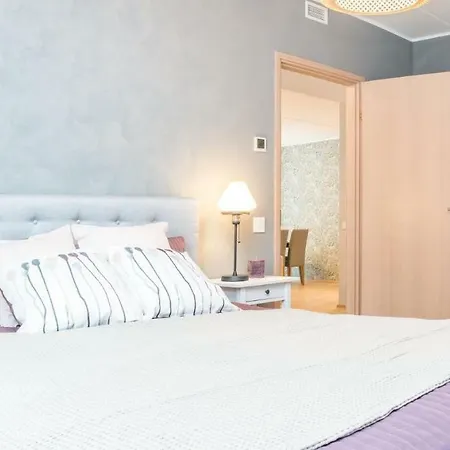 Cozy, 2 Bedroom With Free Parking *