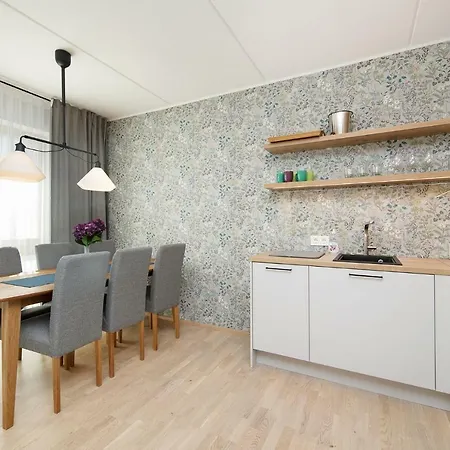Cozy, 2 Bedroom With Free Parking Apartment